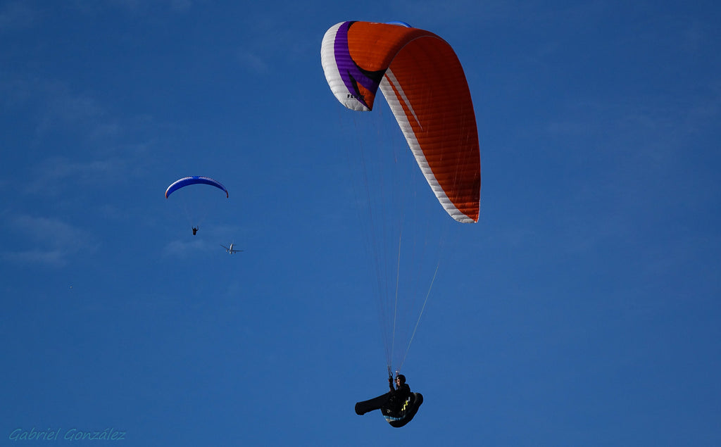 Paraglide in Bir Valley